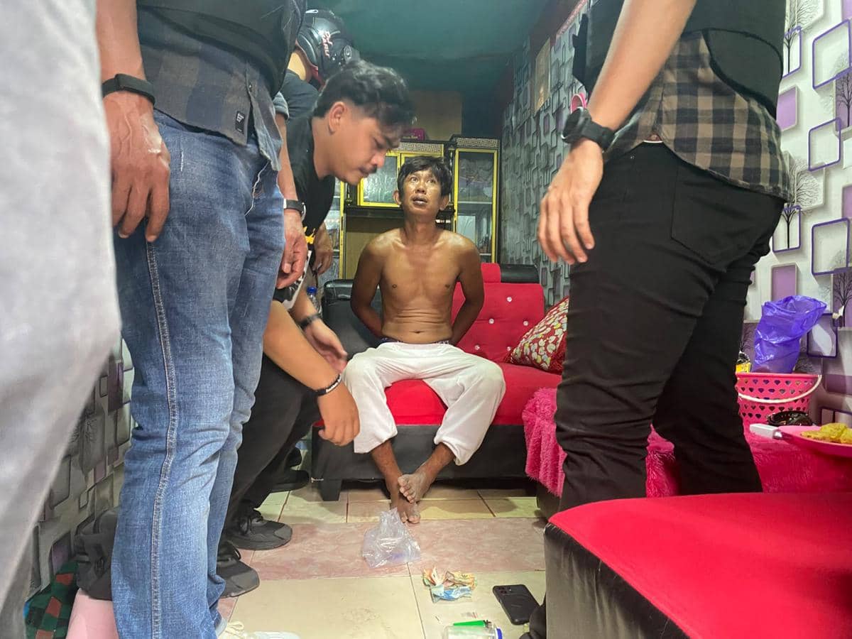 Personel Satresnarkoba Bandar Lampung melakukan penggerebekan di kawasan Teluk Betung Timur, Kota Bandar Lampung