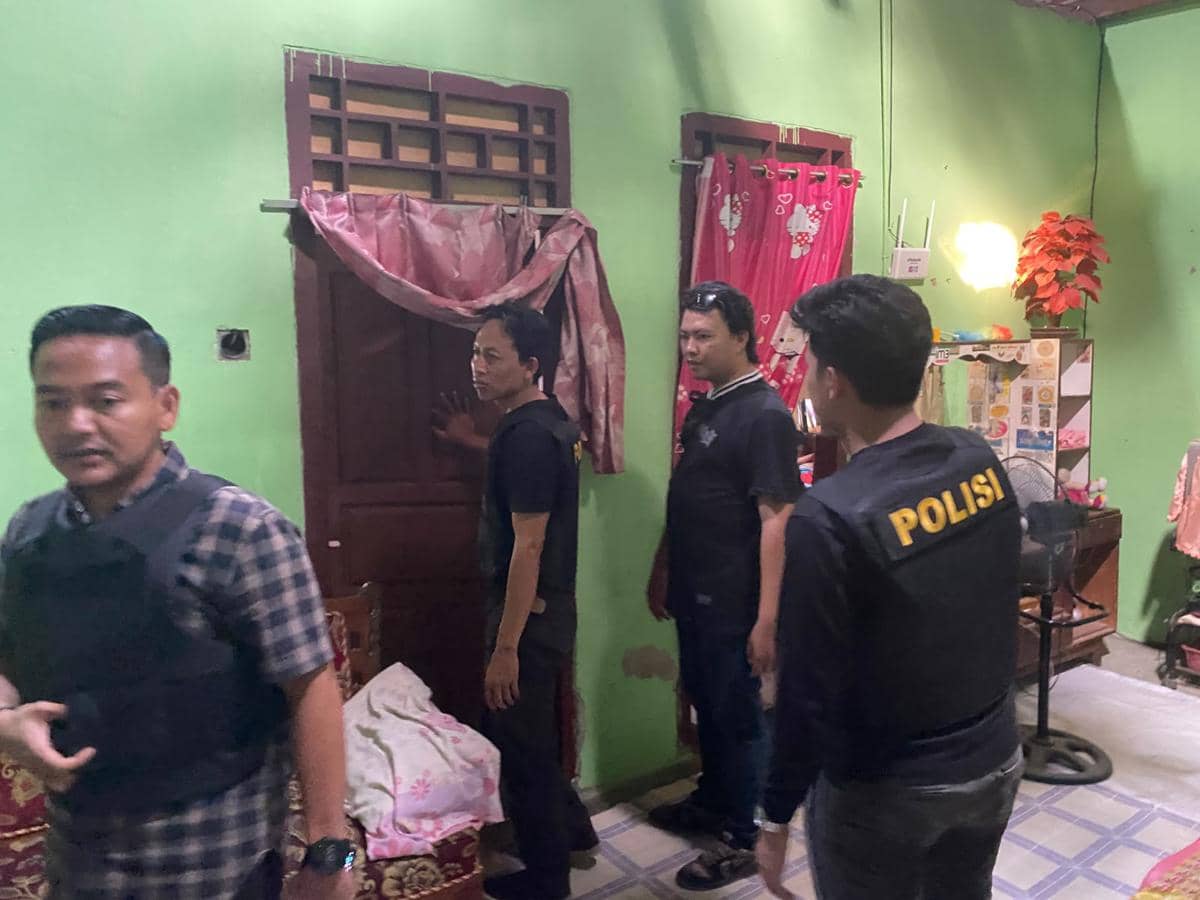 Personel Satresnarkoba Bandar Lampung melakukan penggerebekan di kawasan Teluk Betung Timur, Kota Bandar Lampung