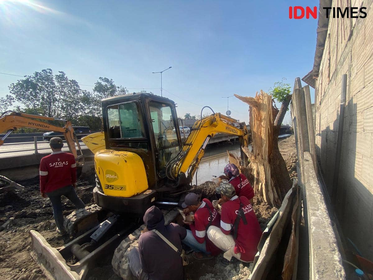 Petugas Berjibaku, Semburan Air di Dupak Rukun Surabaya Mengecil 