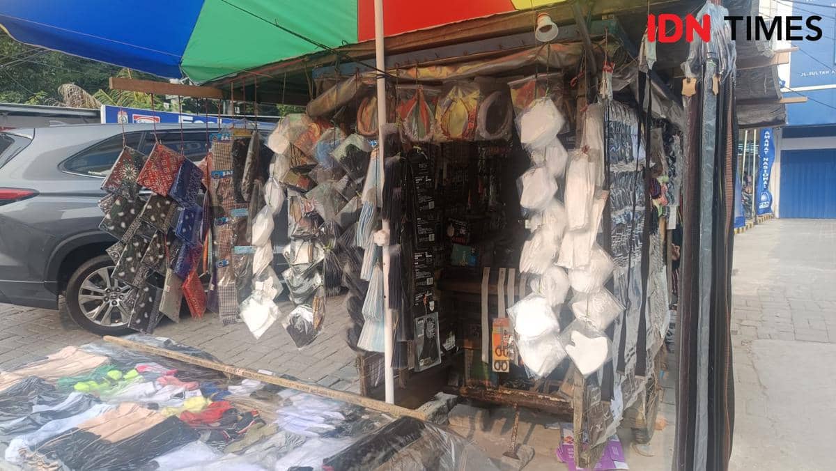 Lapak penjual masker di Jalan Sultan Alauddin, Makassar, Sulawesi Selatan, pada Selasa, 13 Oktober 2026.