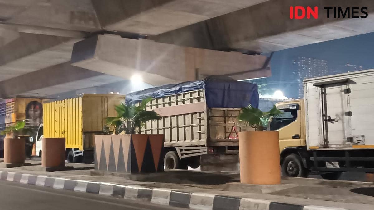 Sejumlah truk mengantre di depan SPBU di Jalan Pettarani, Makassar, pada Selasa, 13 Oktober 2026.