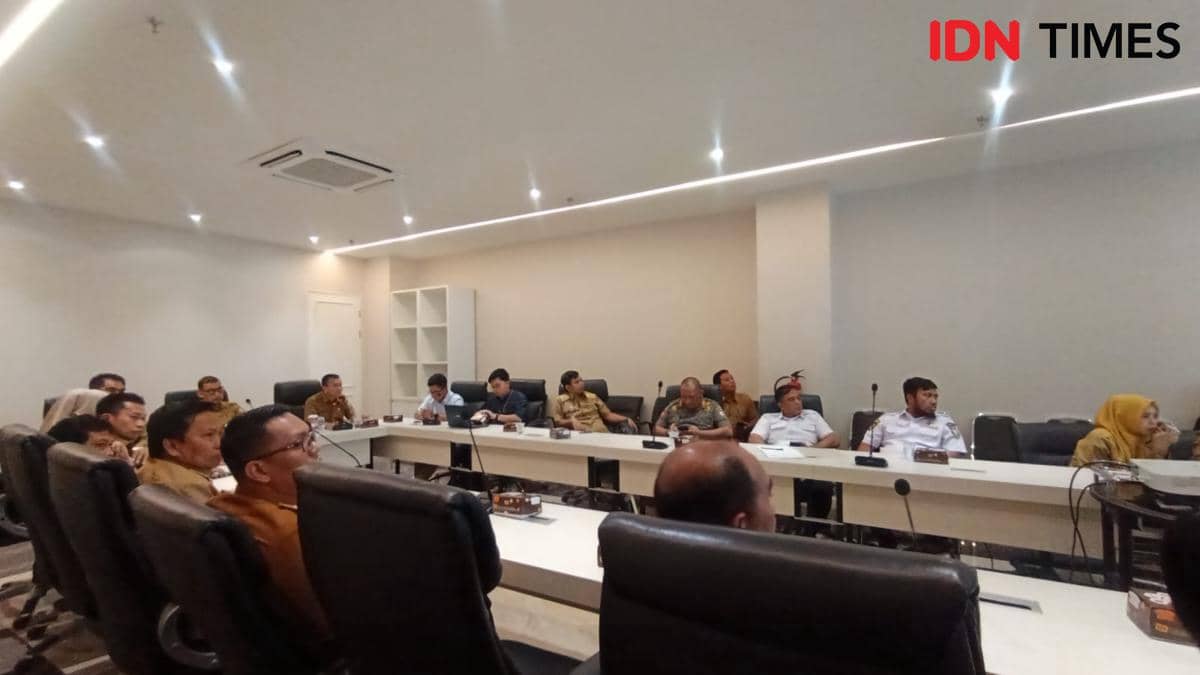 Sejumlah peserta mengikuti rapat koordinasi pengaturan penyaluran BBM bersubsidi di ruang rapat Balai Kota Makassar.