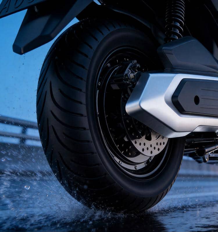 Roda belakang sepeda motor listrik Yadea GT80 dengan ban dan komponen suspensi pada bagian belakang kendaraan.