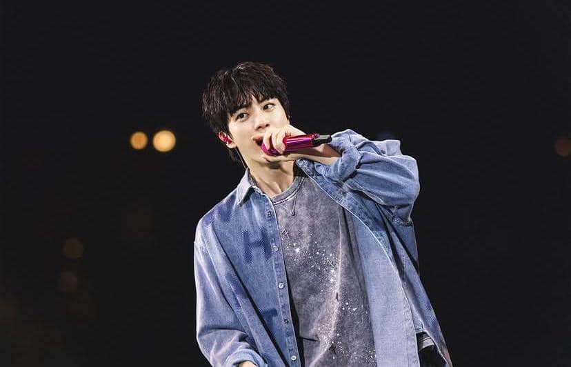 Potret Jin, anggota BTS, yang diunggah melalui akun Instagram resmi bts.bighitofficial dalam sebuah foto potret.