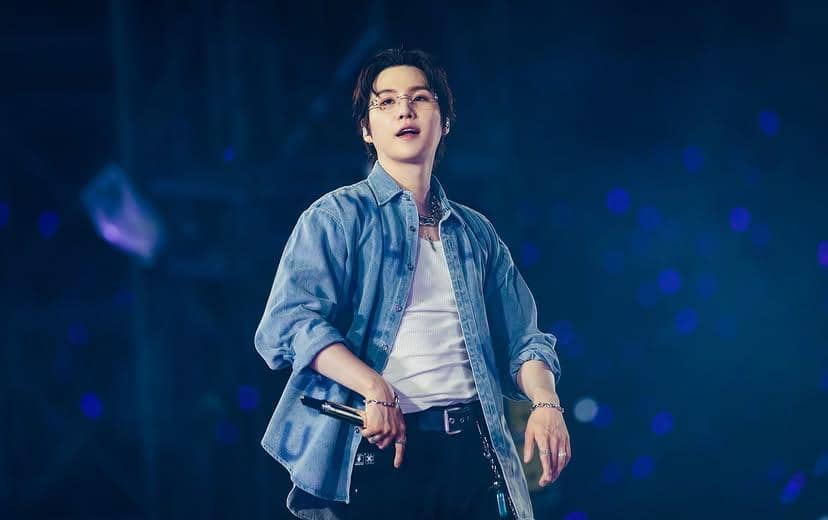 Potret Suga, anggota BTS, dalam unggahan akun Instagram resmi bts.bighitofficial dengan ekspresi tenang.