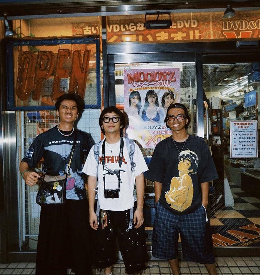 Potret Dongker dalam unggahan akun Instagram @baladagehel, menampilkan para personel band berpose bersama.