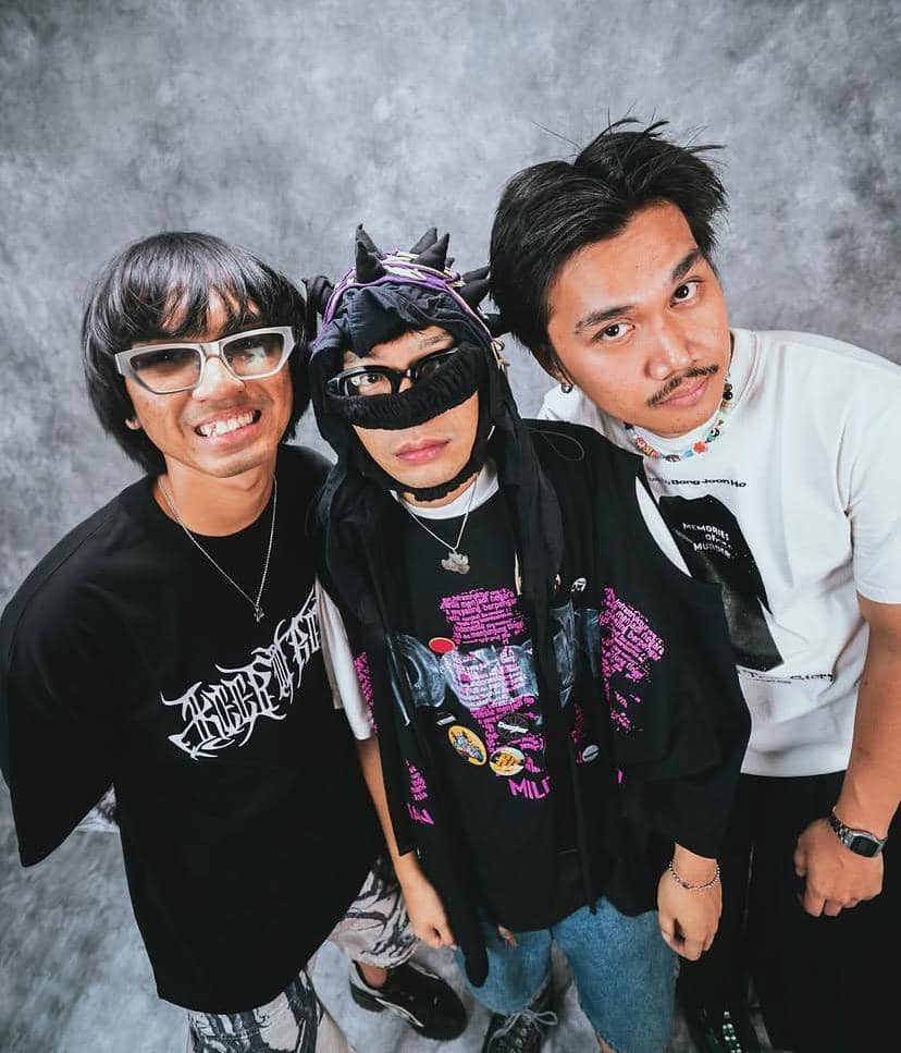 Potret Dongker dalam unggahan akun Instagram baladagehel, menampilkan sosok-sosok yang berpose ke arah kamera.