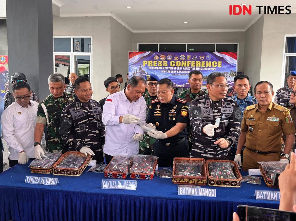 Lanal Lampung menggelar konferensi pers pengungkapan 4.364 cartridge liquid vape diduga mengandung zat narkotika.