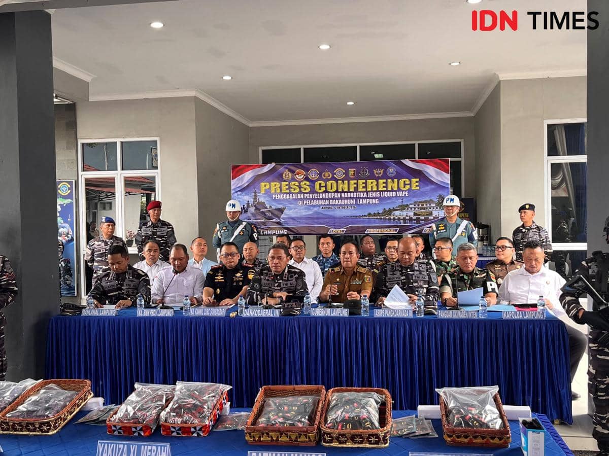 Lanal Lampung menggelar konferensi pers pengungkapan 4.364 cartridge liquid vape diduga mengandung zat narkotika.
