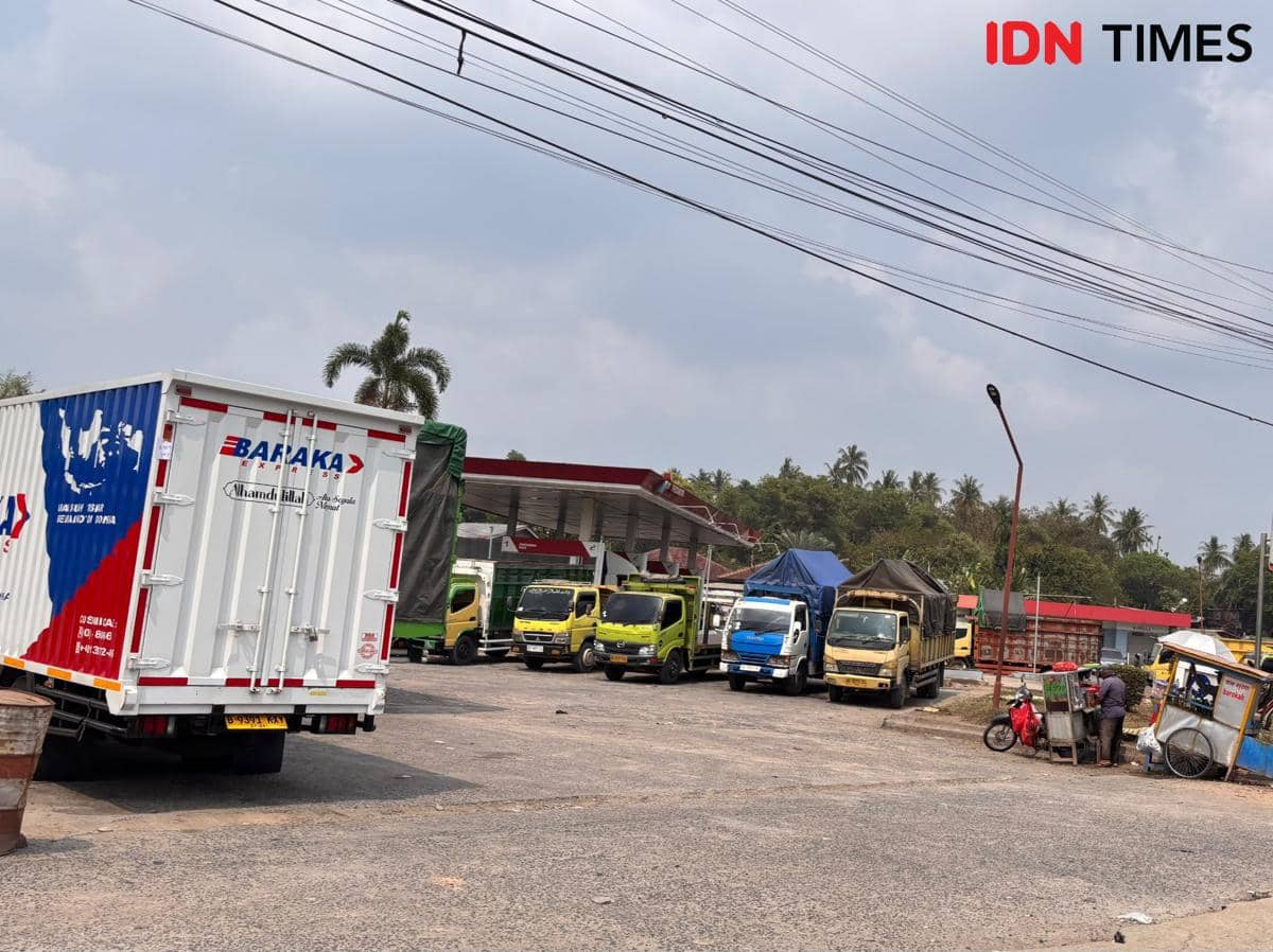 Antrean kendaraan besar di SPBU Jalan Soekarno-Hatta (Bypass), Kota Bandar Lampung, Selasa (13/10/2026)