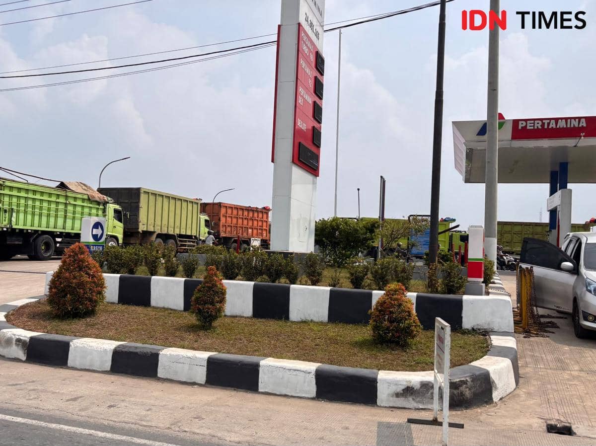 Antrean kendaraan besar di SPBU Jalan Soekarno-Hatta (Bypass), Kota Bandar Lampung, Selasa (13/10/2026)