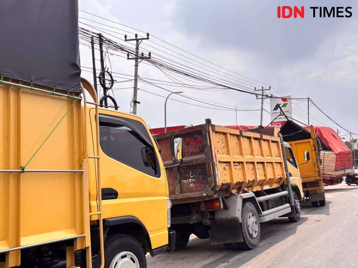 Antrean kendaraan besar di SPBU Jalan Soekarno-Hatta (Bypass), Kota Bandar Lampung, Selasa (13/10/2026)