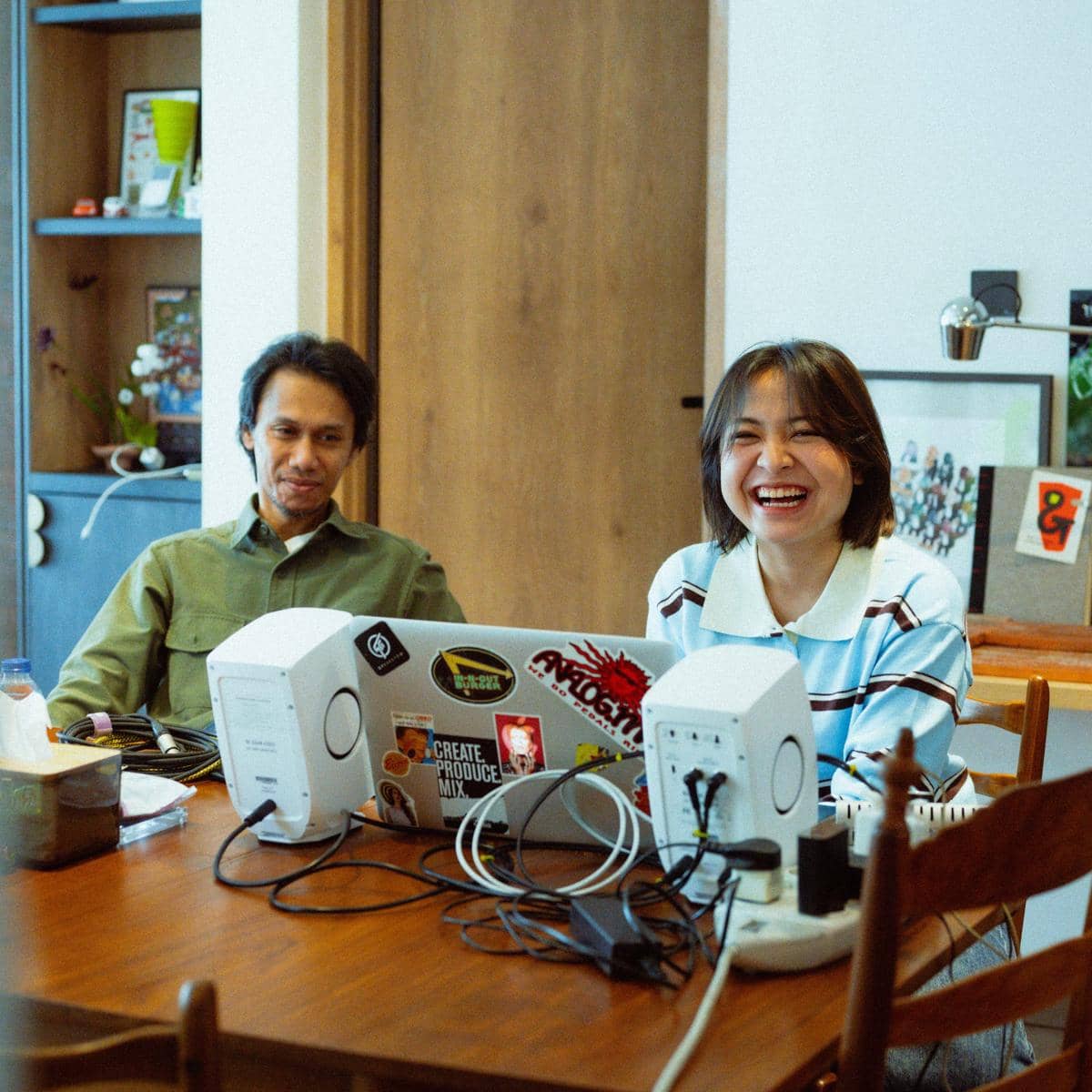 Sampul lirik lagu “Lebih Beruntung Sedikit” oleh Bernadya yang berkolaborasi dengan Pamungkas dari JUNI Records.