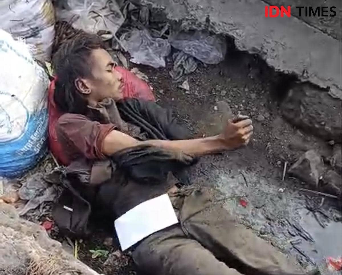 Laki-laki ODGJ Tidur di Got Pasar Serpong, Pedagang Minta Evakuasi