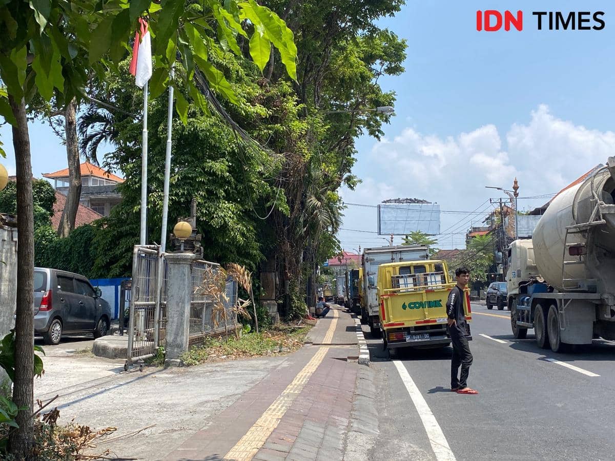 meluber hingga ke badan jalan