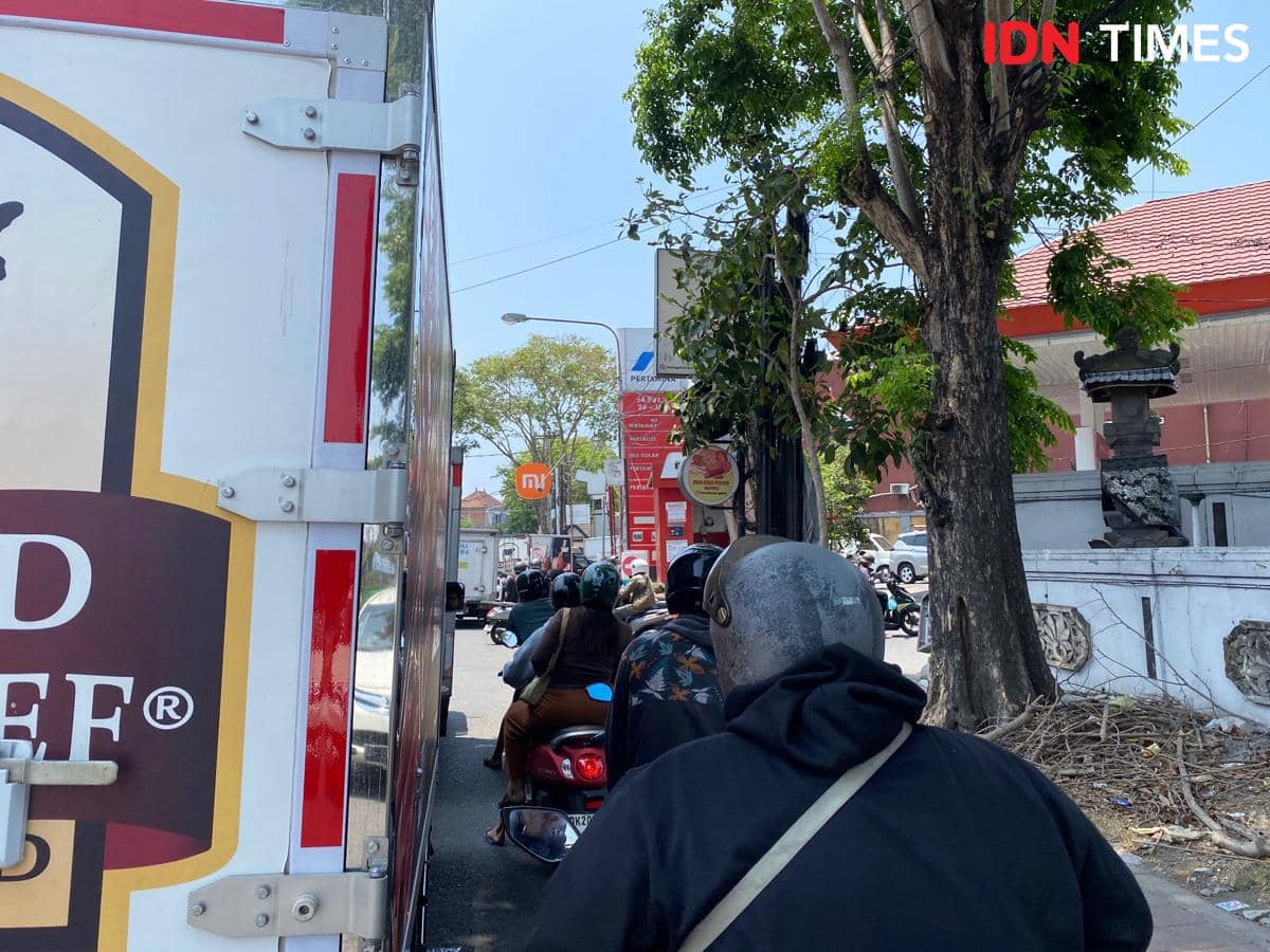 Terjebak Antrean di SPBU Denpasar, Sopir Ekspedisi Telat Kirim Barang