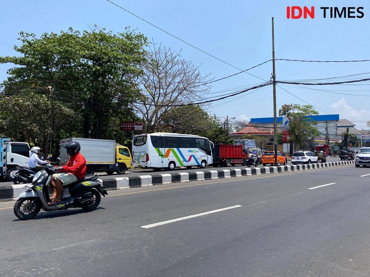 Kondisi SPBU di kawasan By Pass Ngurah Rai, kendaraan roda empat berukuran besar masih antre BBM.