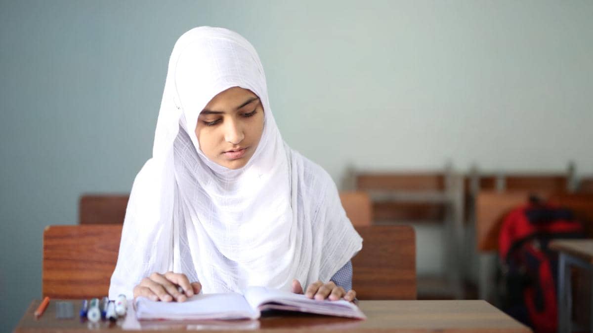 siswi mengenakan jilbab