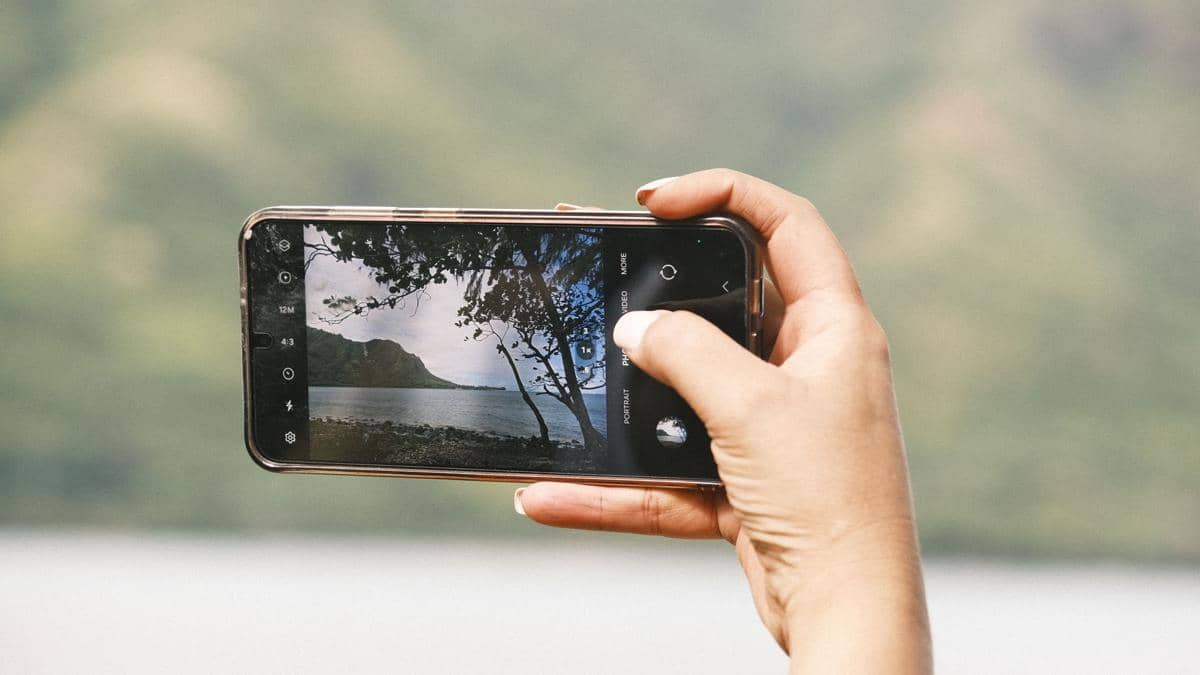 ilustrasi mengambil foto pemandangan dengan hp