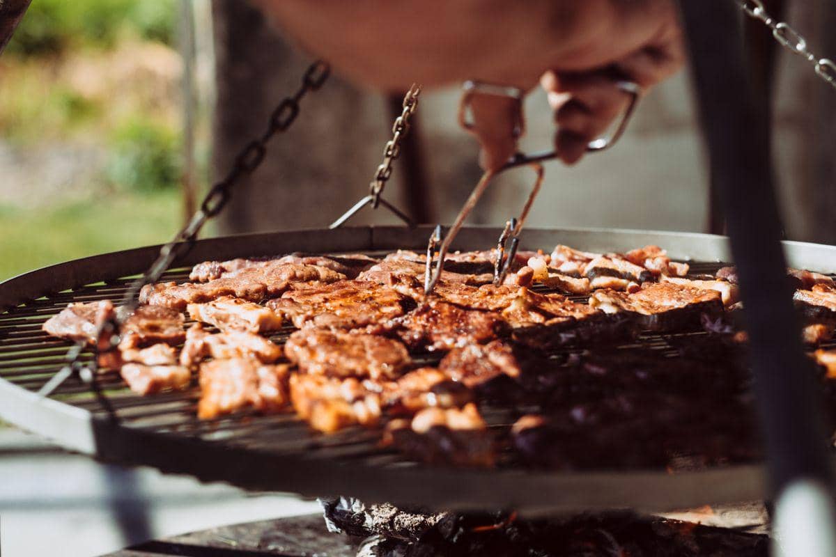 ilustrasi masak grilling daging