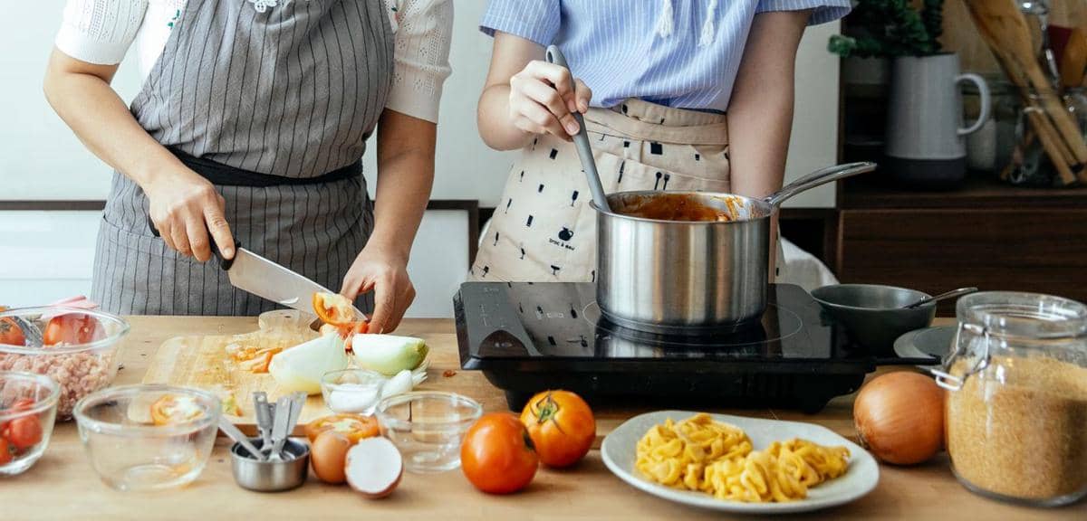 ilustrasi memasak daging ayam