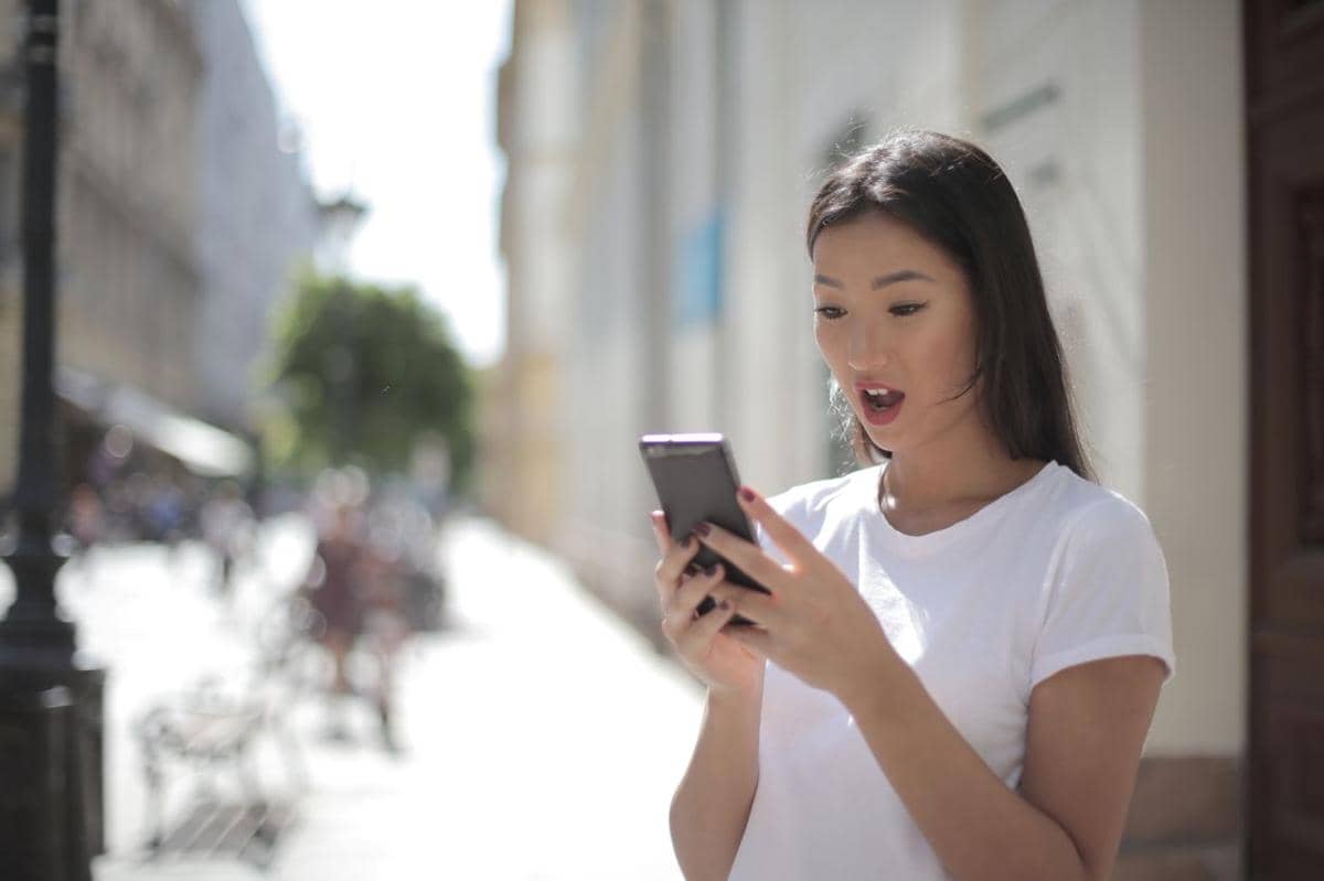 3 Tanda Doi Masih Sering Cek IG Mantan meski Mengaku Sudah Move On