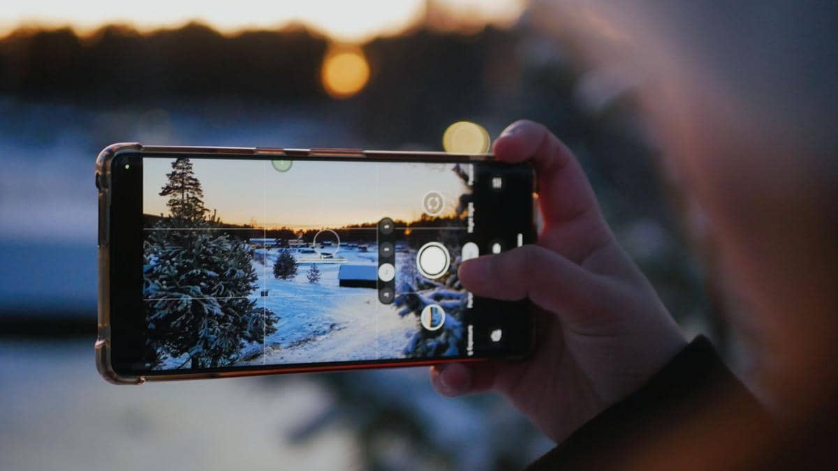 ilustrasi mengambil foto dengan landscape