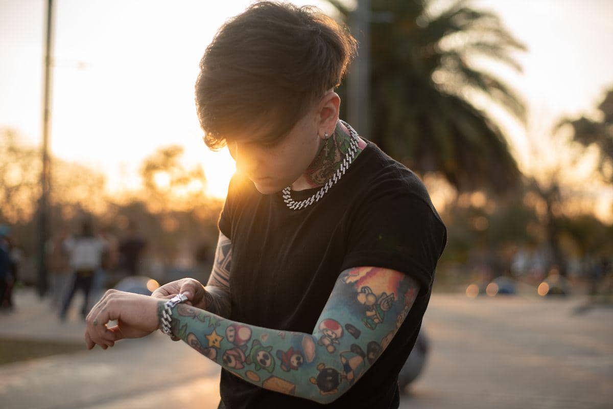 4 Fakta Apa Itu Bad Boy, Beneran Bikin Cewek Kepincut?