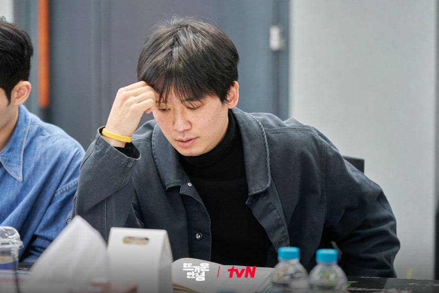 Dokumentasi pembacaan naskah Happy Anding oleh para peserta dalam suasana persiapan produksi yang dirilis tvN.