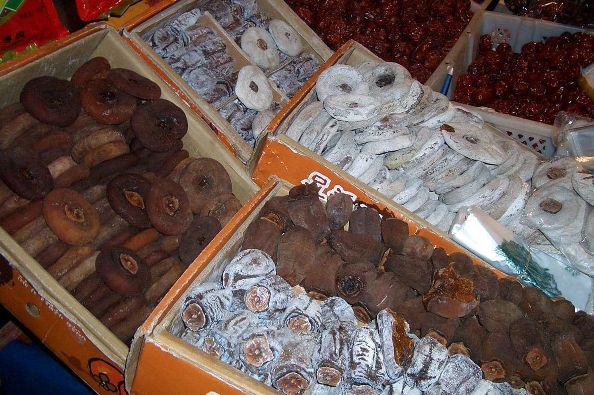 Potret berbagai jenis kesemek kering