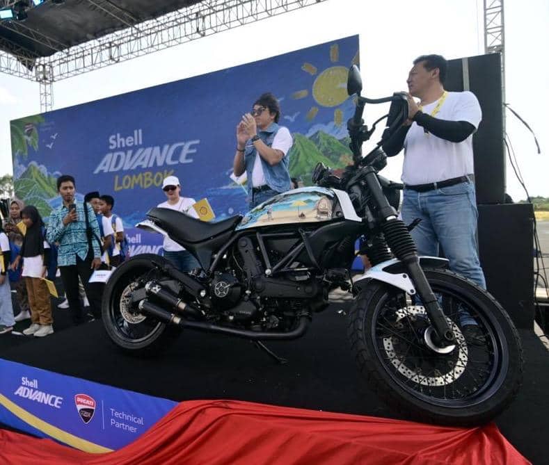 Sepeda motor hasil kolaborasi siswa dan pembalap dunia dipajang untuk dilelang dalam kegiatan Shell Advance di Lombok.