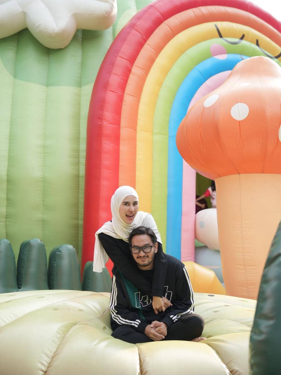 Keluarga Syahnaz Sadiqah liburan di Dusun Bambu