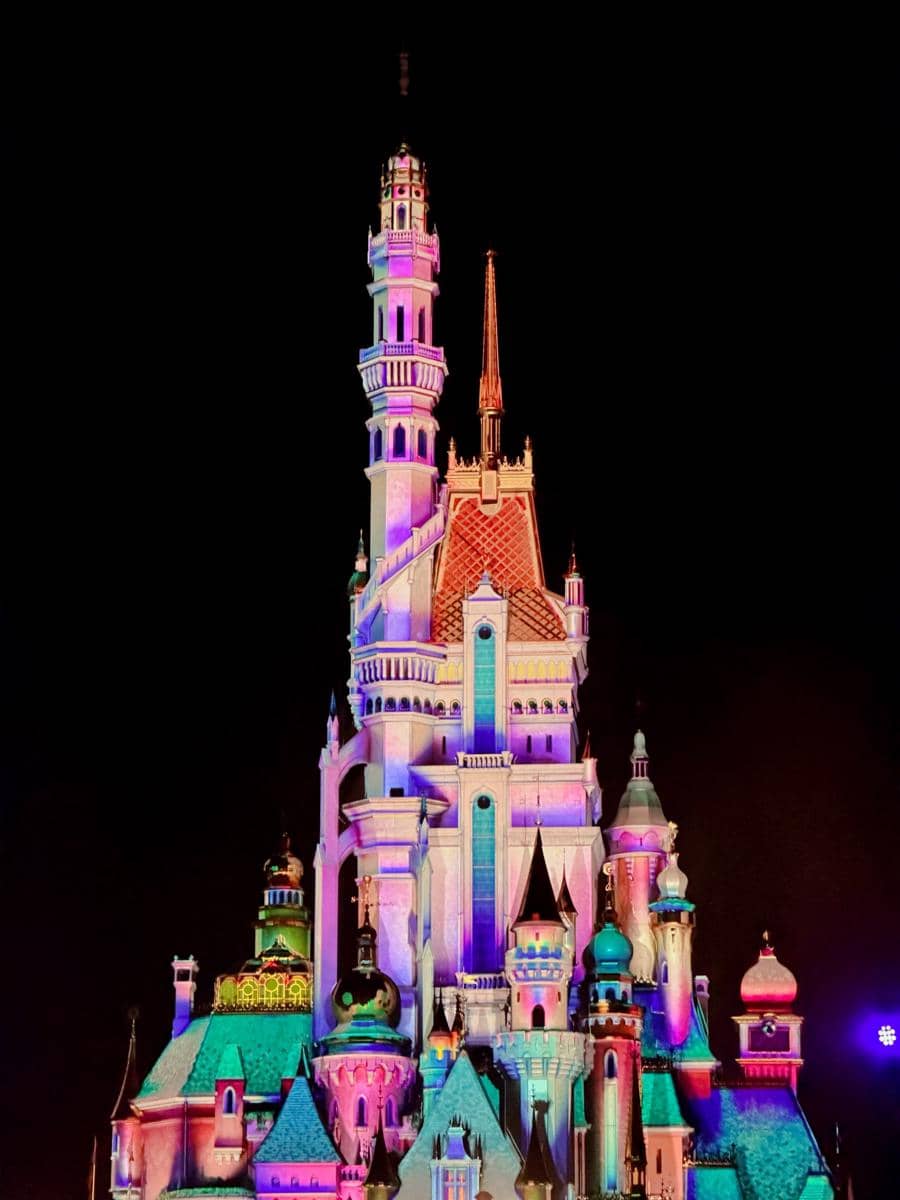 Keluarga Kesha Ratuliu liburan di Disneyland Hong Kong