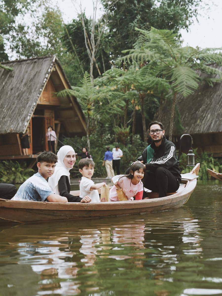 Keluarga Syahnaz Sadiqah liburan di Dusun Bambu