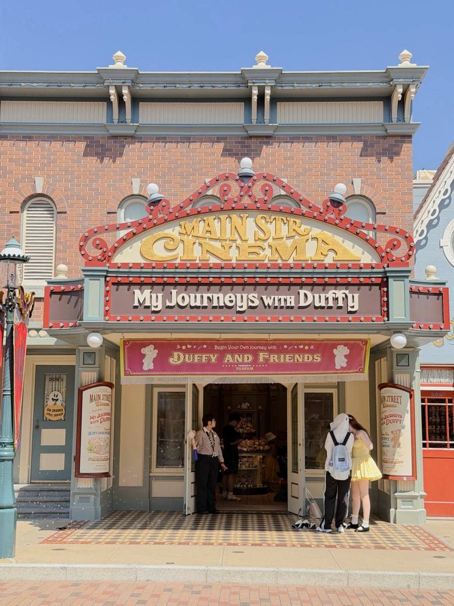 Keluarga Kesha Ratuliu liburan di Disneyland Hong Kong