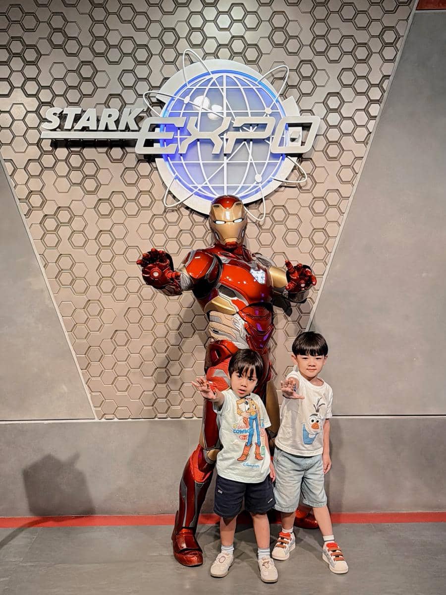 Keluarga Kesha Ratuliu liburan di Disneyland Hong Kong