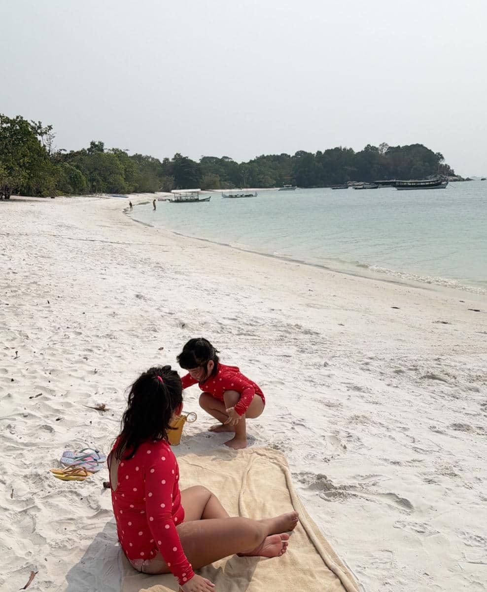 Keluarga Gya Sadiqah berlibur di Belitung