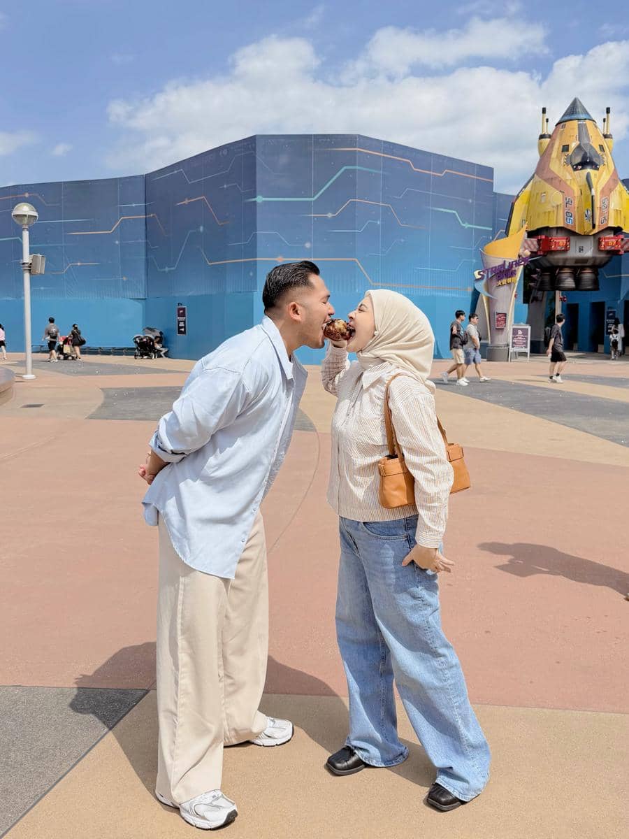 Keluarga Kesha Ratuliu liburan di Disneyland Hong Kong
