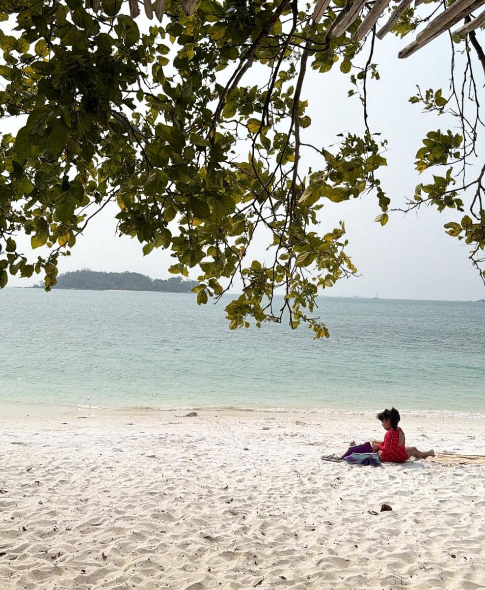 Keluarga Gya Sadiqah berlibur di Belitung