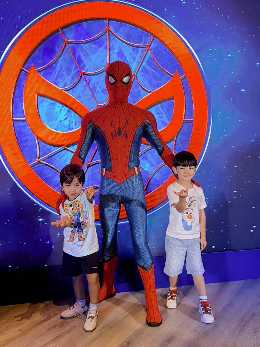 Keluarga Kesha Ratuliu liburan di Disneyland Hong Kong