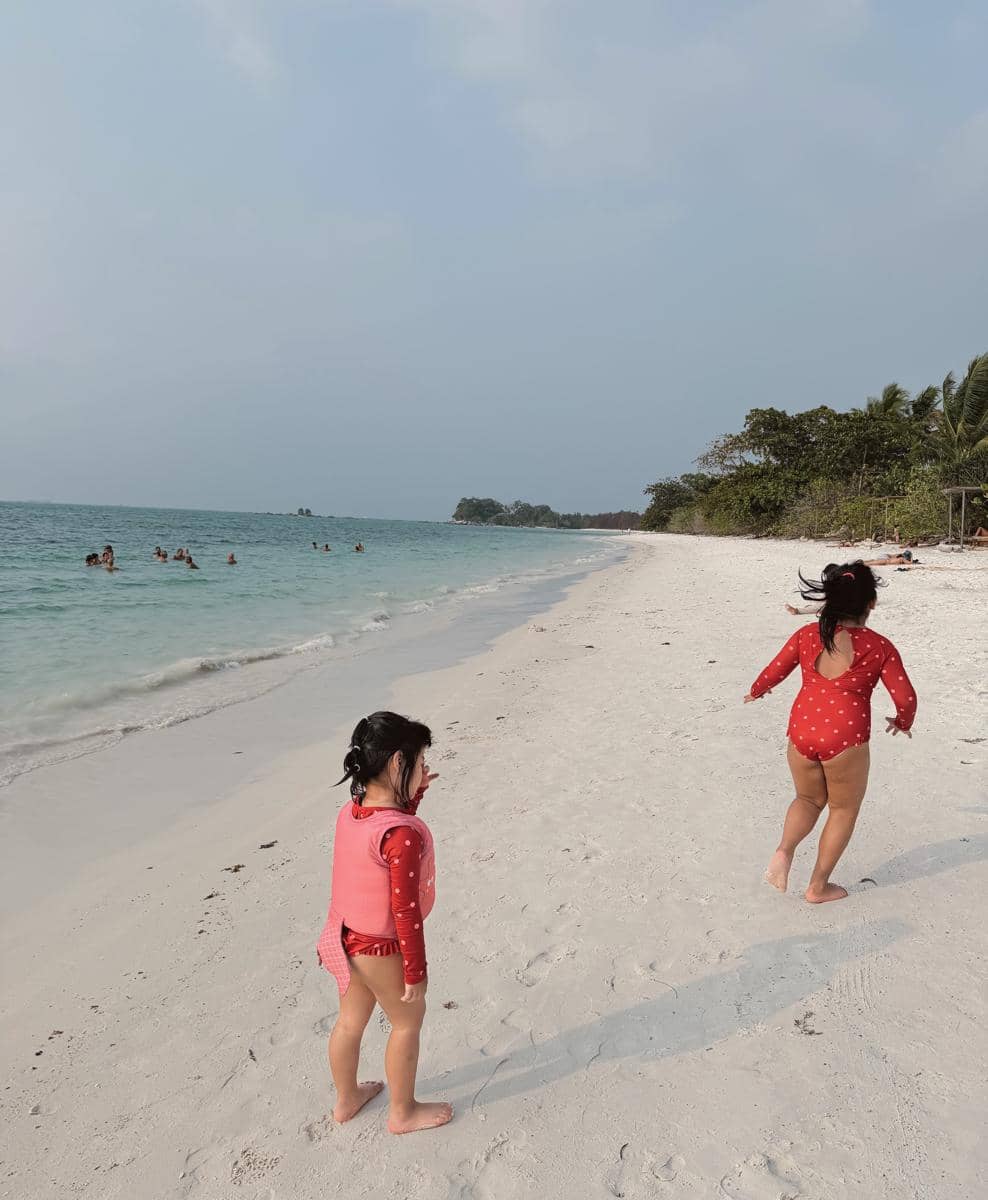 Keluarga Gya Sadiqah berlibur di Belitung