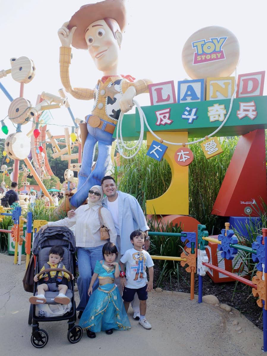 Keluarga Kesha Ratuliu liburan di Disneyland Hong Kong
