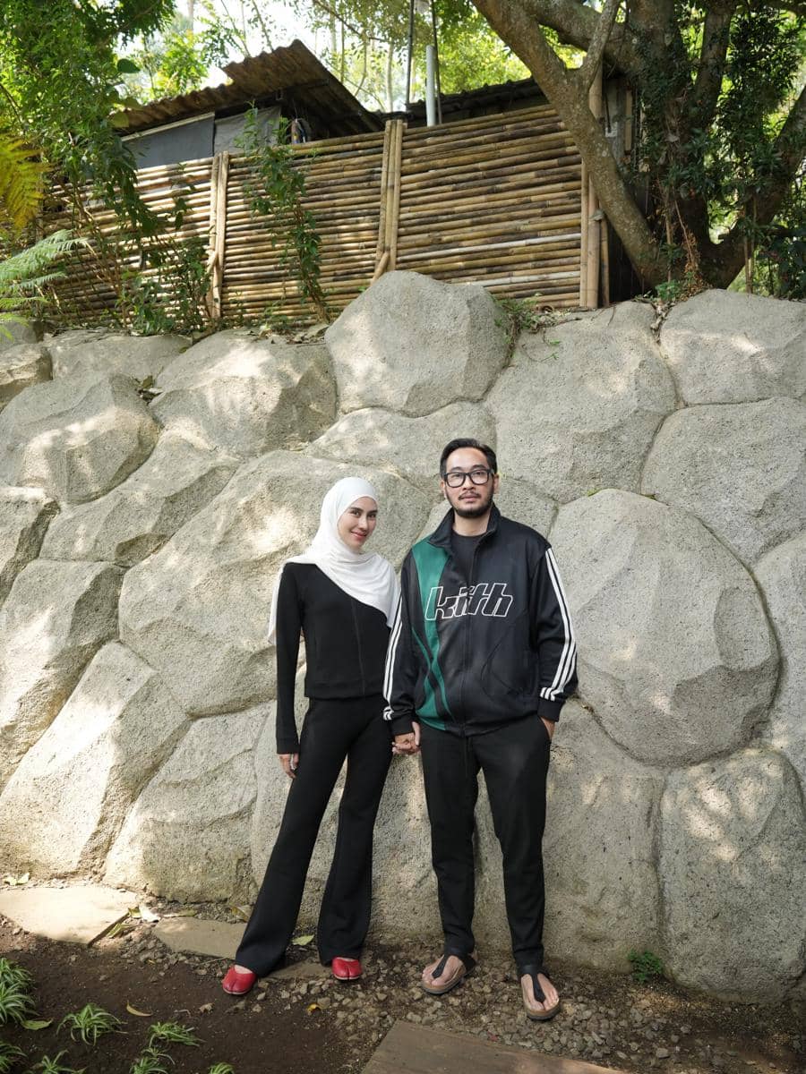 Keluarga Syahnaz Sadiqah liburan di Dusun Bambu