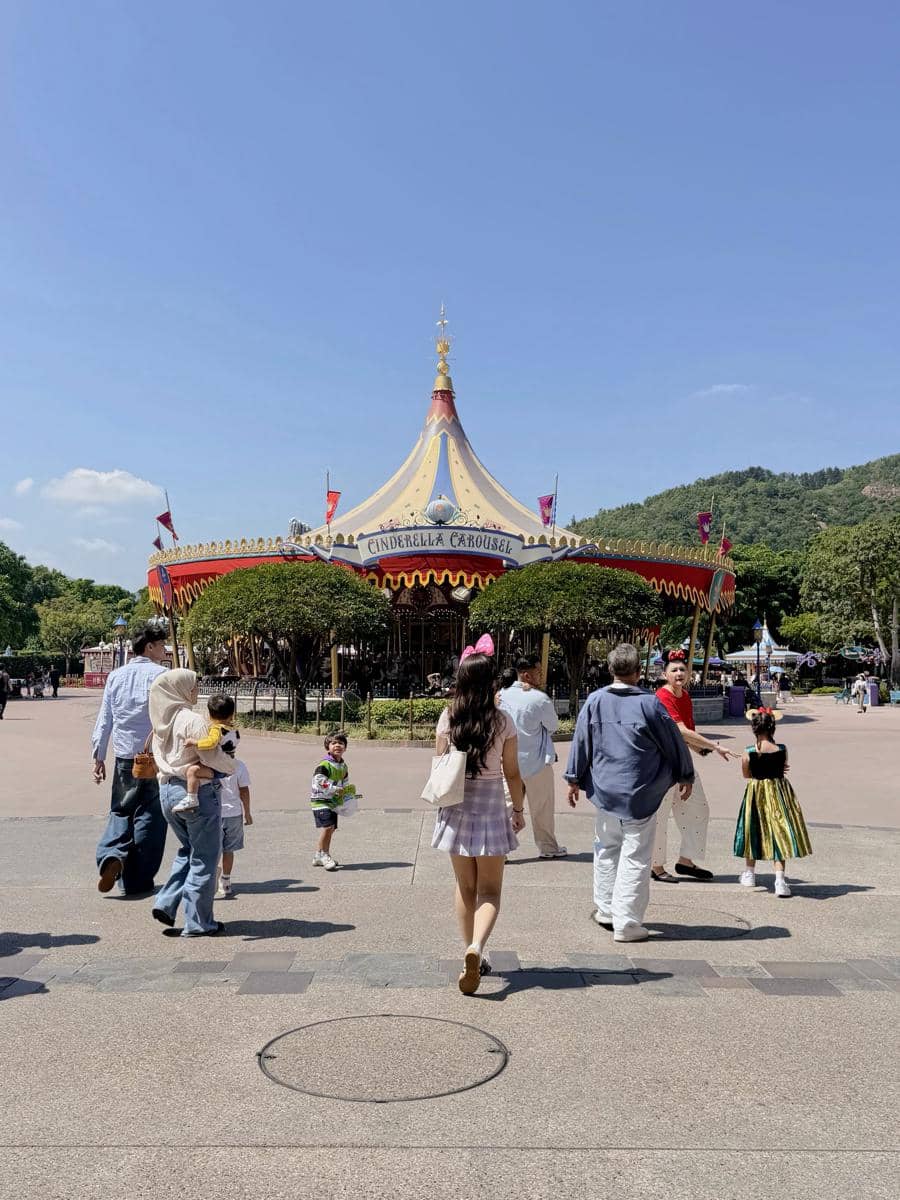 Keluarga Kesha Ratuliu liburan di Disneyland Hong Kong