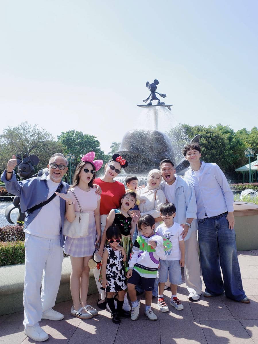 Keluarga Kesha Ratuliu liburan di Disneyland Hong Kong