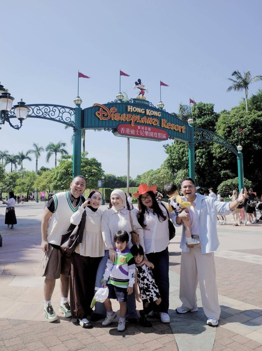 Keluarga Kesha Ratuliu liburan di Disneyland Hong Kong