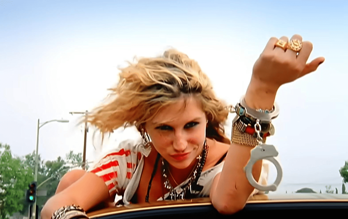 Kesha dalam musik video "Tik Tok"