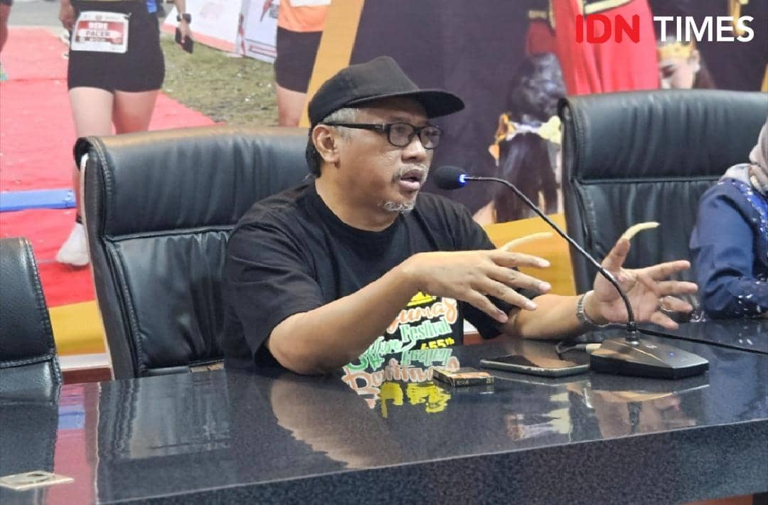 Djarot C. Setyoko, Sekretaris Dewan Kesenian Kabupaten Banyumas, saat diwawancarai pada Selasa, 13 Oktober 2026.