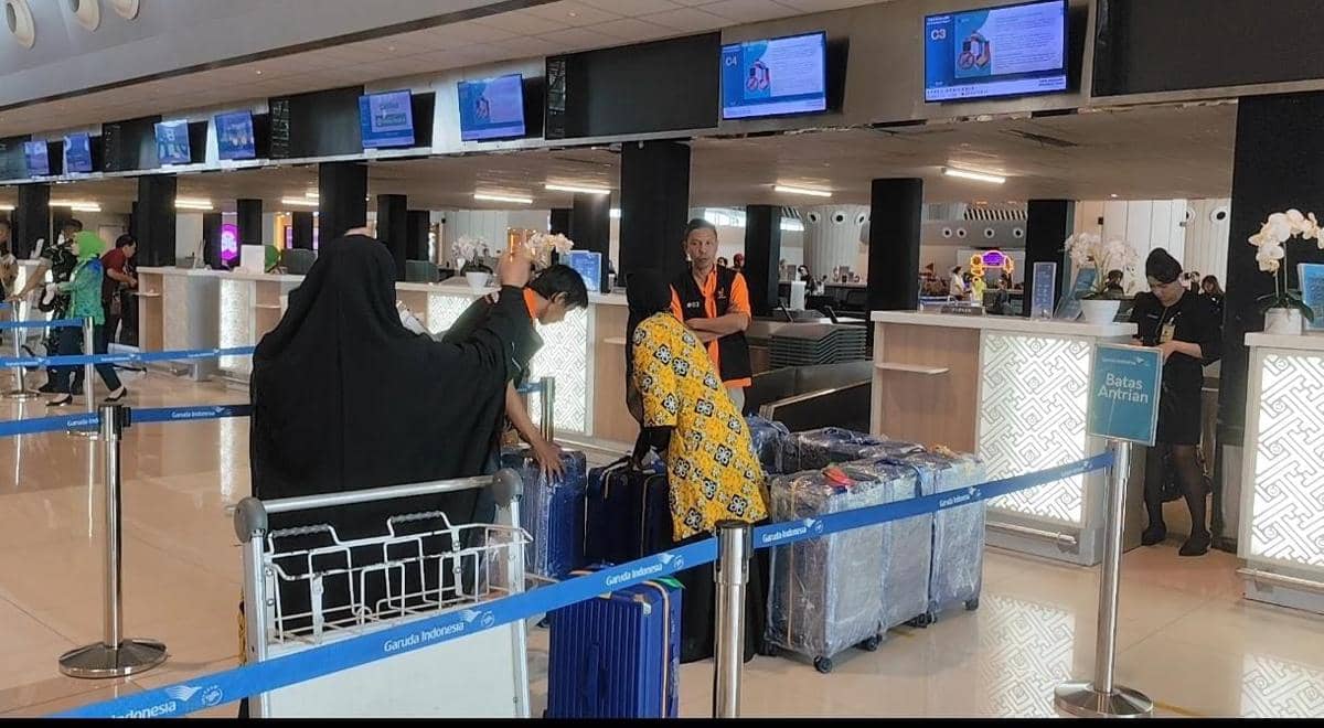 Jemaah umrah asal Sulawesi Selatan terpaksa harus menunda keberangkatannya ke Tanah Suci akibat insiden serangan peperangan yang terjadi di