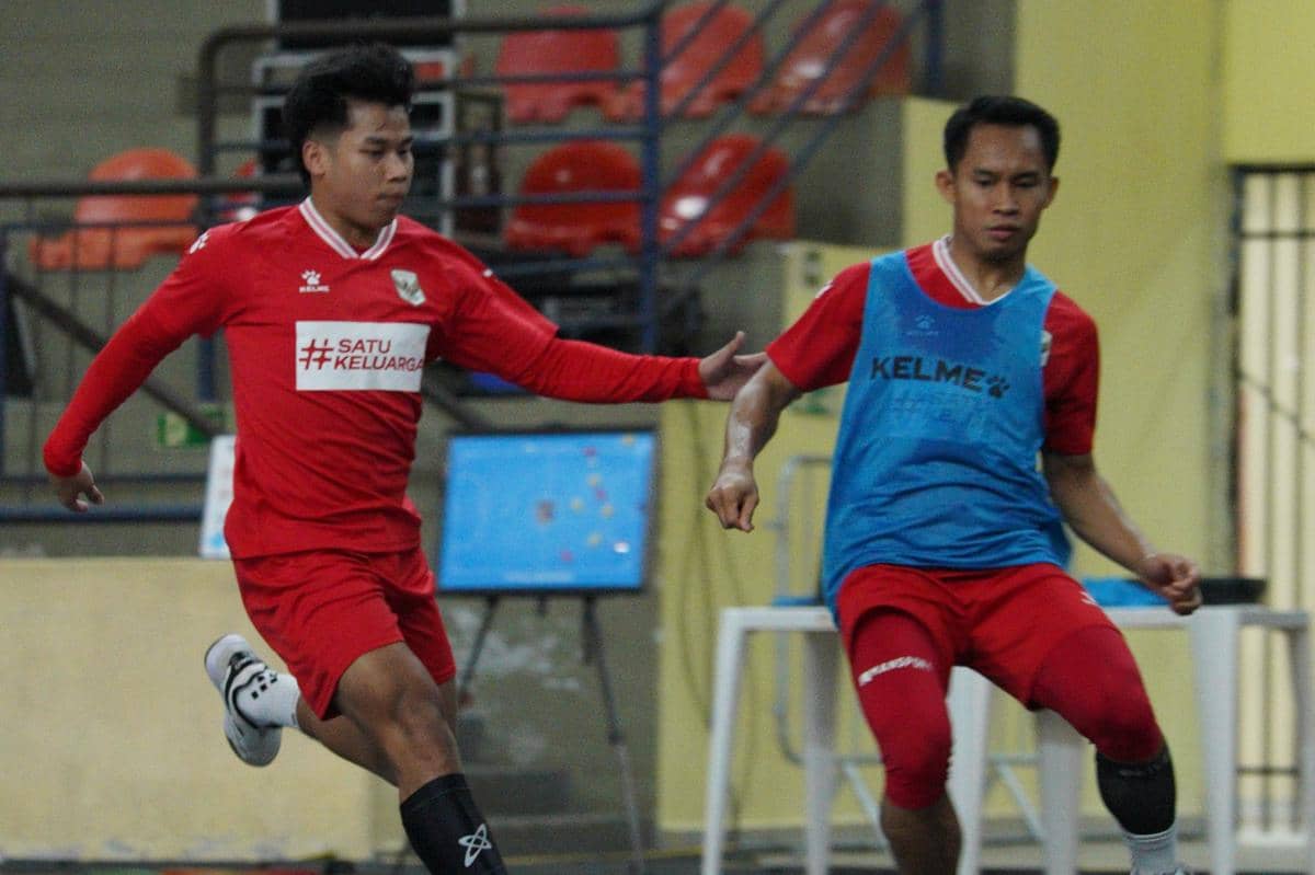 Para pemain Timnas Futsal Indonesia berlatih di lapangan setelah tiba di Brasil untuk menjalani agenda tim.
